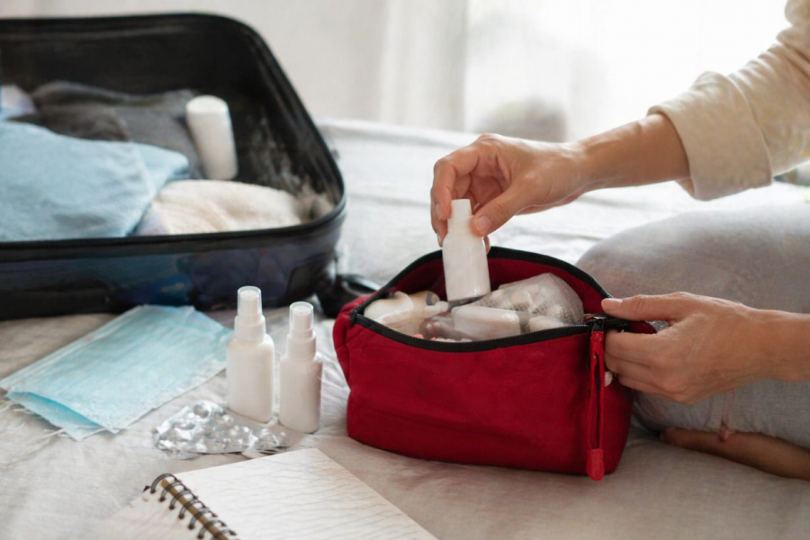Що взяти в дорогу з ліків: базова аптечка для поїздки без зайвого