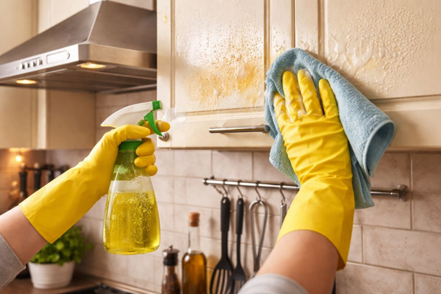 Чим відмити жир на кухонних шафах: перевірені способи для чистоти без розводів