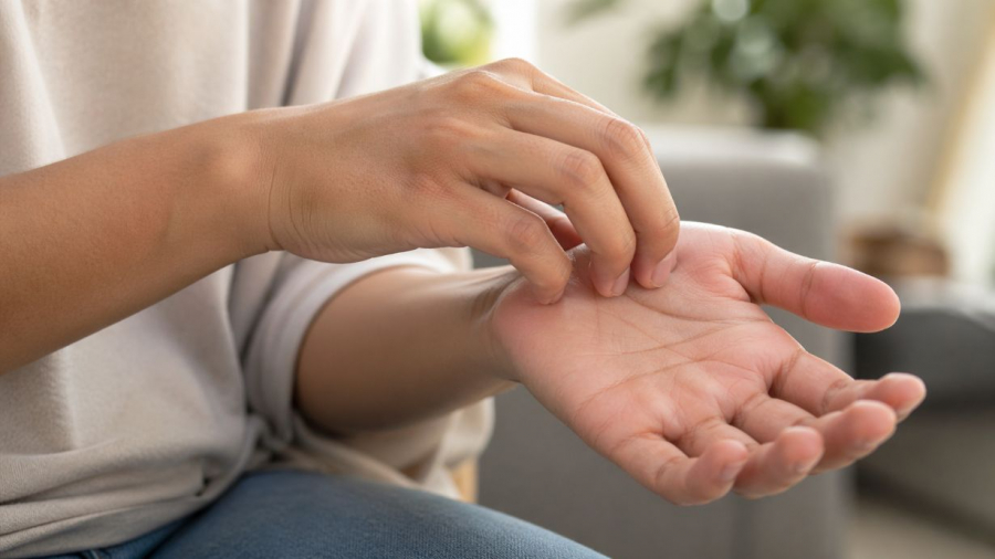 До чого свербить ліва чи права рука: народні тлумачення