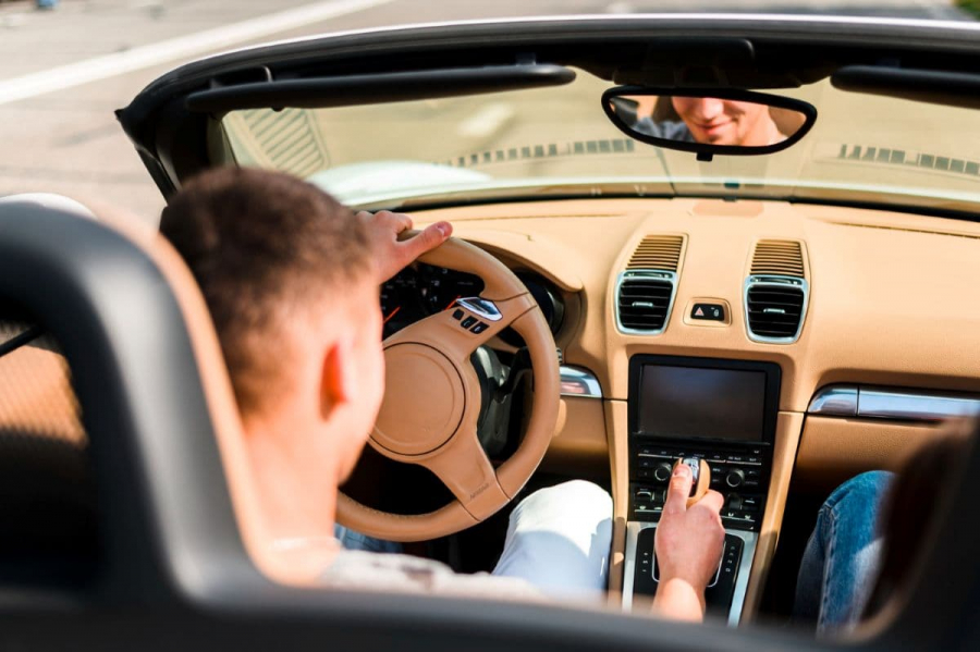 Як залишатися зосередженим за кермом, коли доводиться їхати багато годин поспіль: ефективні поради