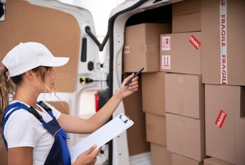 Робітник оглядає пакування посилок