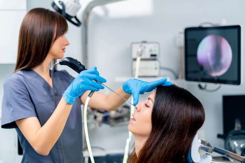 Лікар виконує ендоскопію носової порожнини