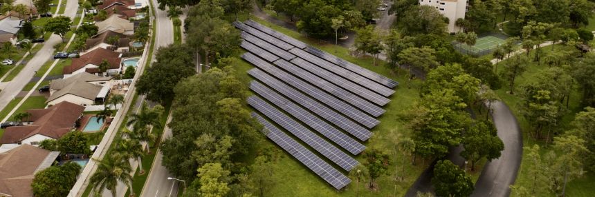 Сонячна ферма біля приватного сектору