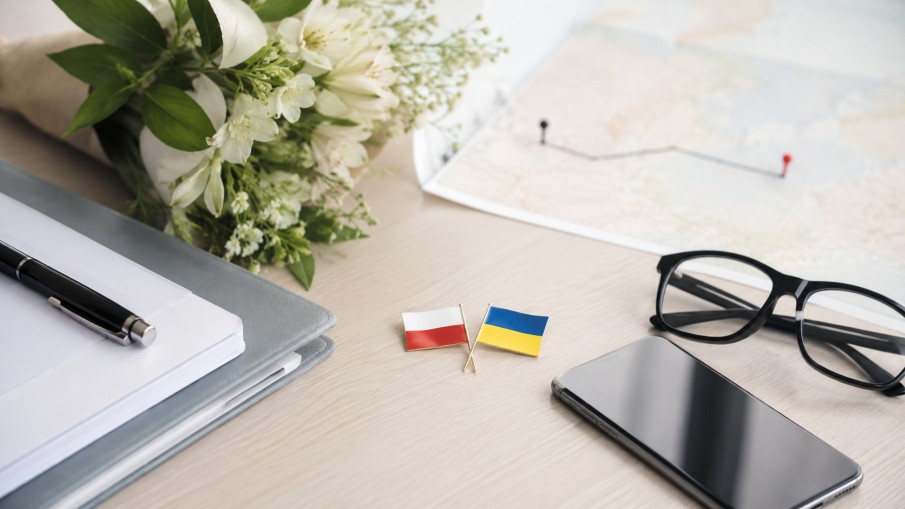 На робочому столі карта з маршрутом Польша-Україна
