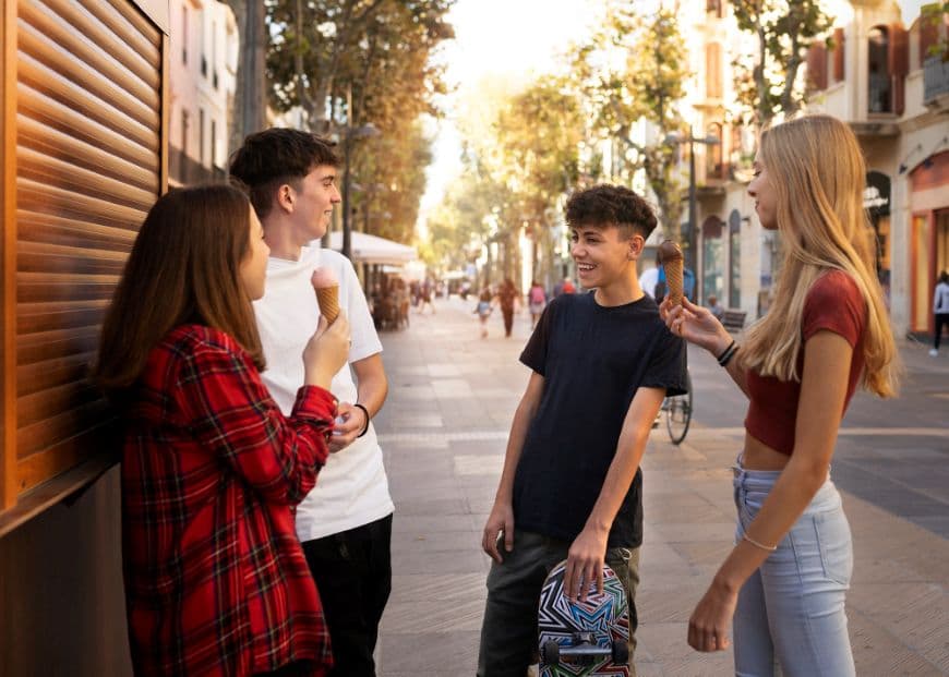 Група друзів-підлітків спілкуються на вулиці у місті
