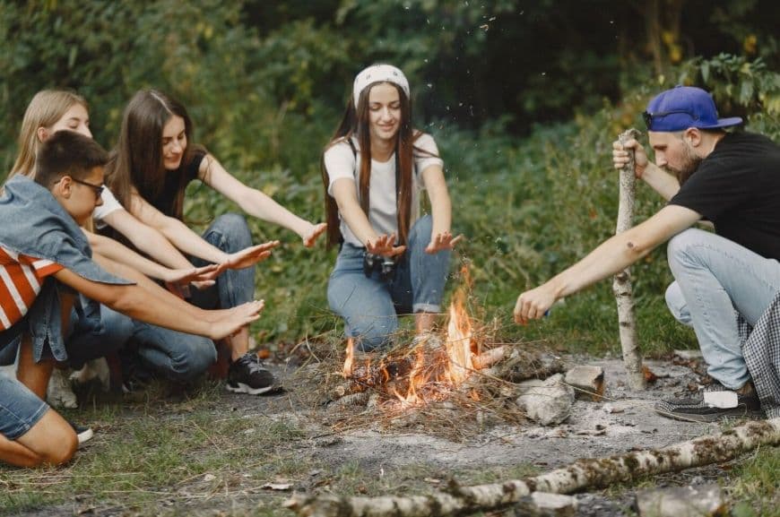 Група друзів біля багаття на природі