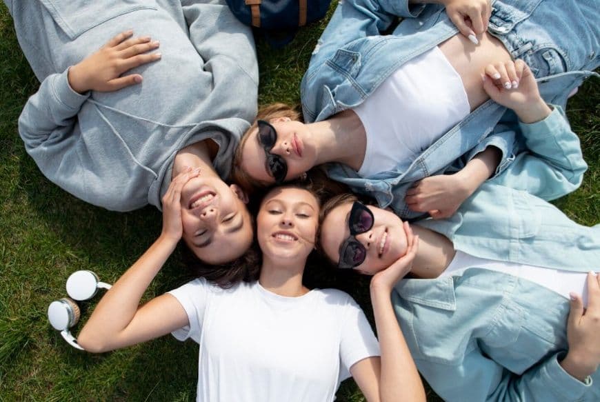 Група друзів, які проводять час весело разом