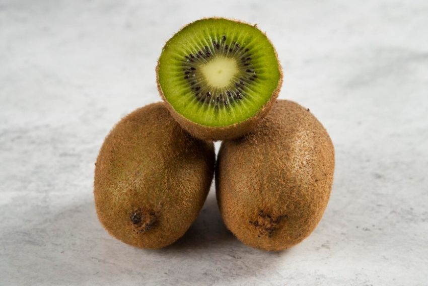 Кому краще не їсти ківі зі шкіркою