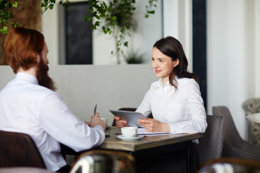 Дівчина-рекрутер проводить співбесіду з кандидатом на вакансію