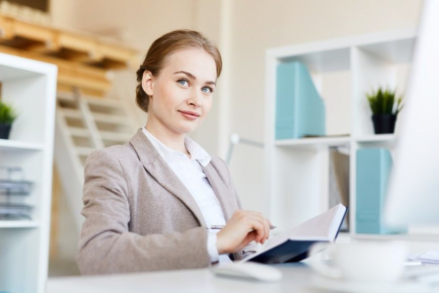 Жінка-рекрутер на робочому місці