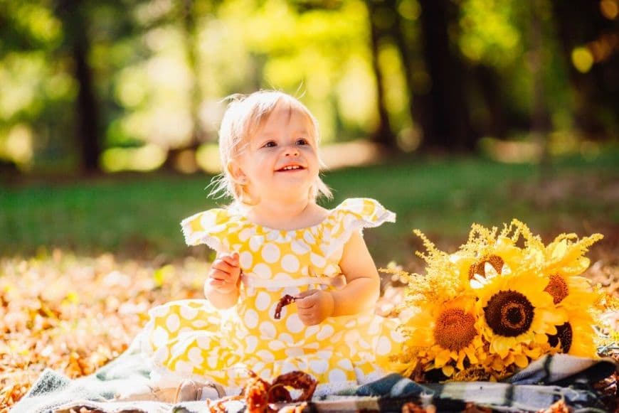 Маленька дівчинка відпочиває в парку Маленька дівчинка відпочиває в парку